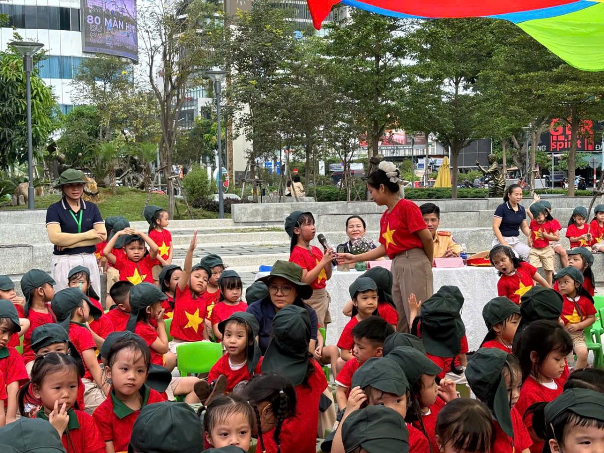 Bé MN Ngọc Lan hào hứng trả lời các câu hỏi về ATGT và nhận quà mũ bảo hiểm.