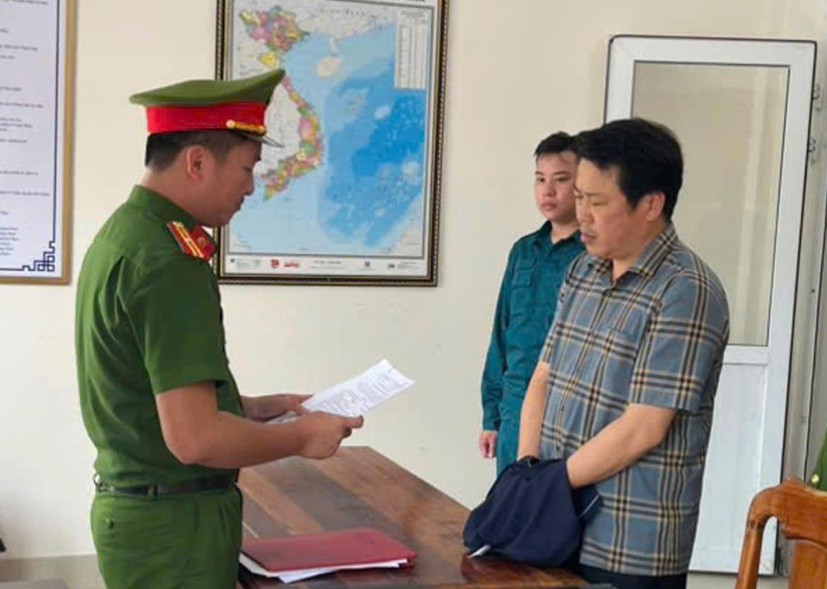 Cơ quan CSĐT Công an tỉnh Quảng Nam thi hành lệnh bắt bị can để tạm giam đối với Trần Phú Hòa.