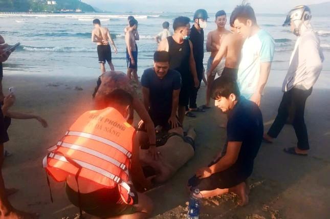 Lực lượng chức năng cứu thành công hai cậu cháu bị đuối nước.