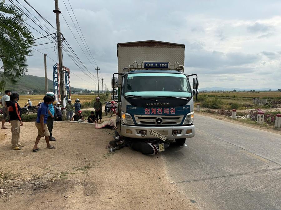 Xe máy BKS 77D1-587.55 do anh Tấn điều khiển tại hiện trường vụ tai nạn.