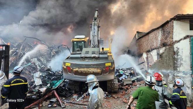 Lực lượng cảnh sát PCCC và CNCH Hà Nội nỗ lực chữa cháy tại hiện trường.