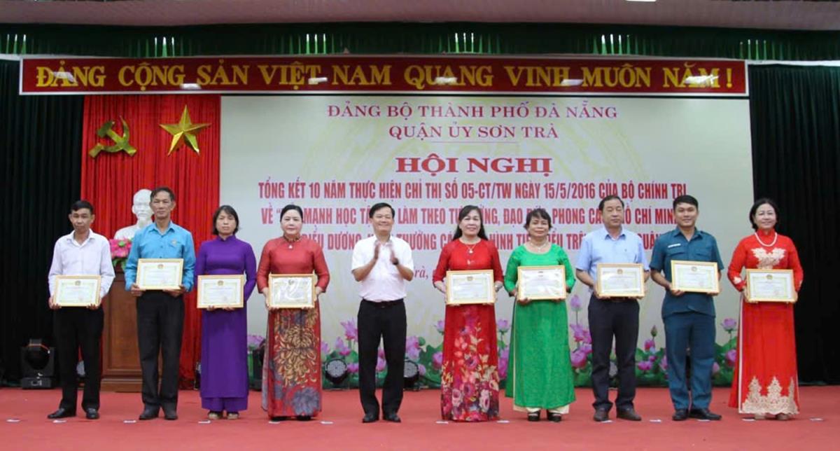 Lãnh đạo Quận ủy Sơn Trà trao tặng khen thưởng cho các tập thể, cá nhân có thành tích xuất sắc.
