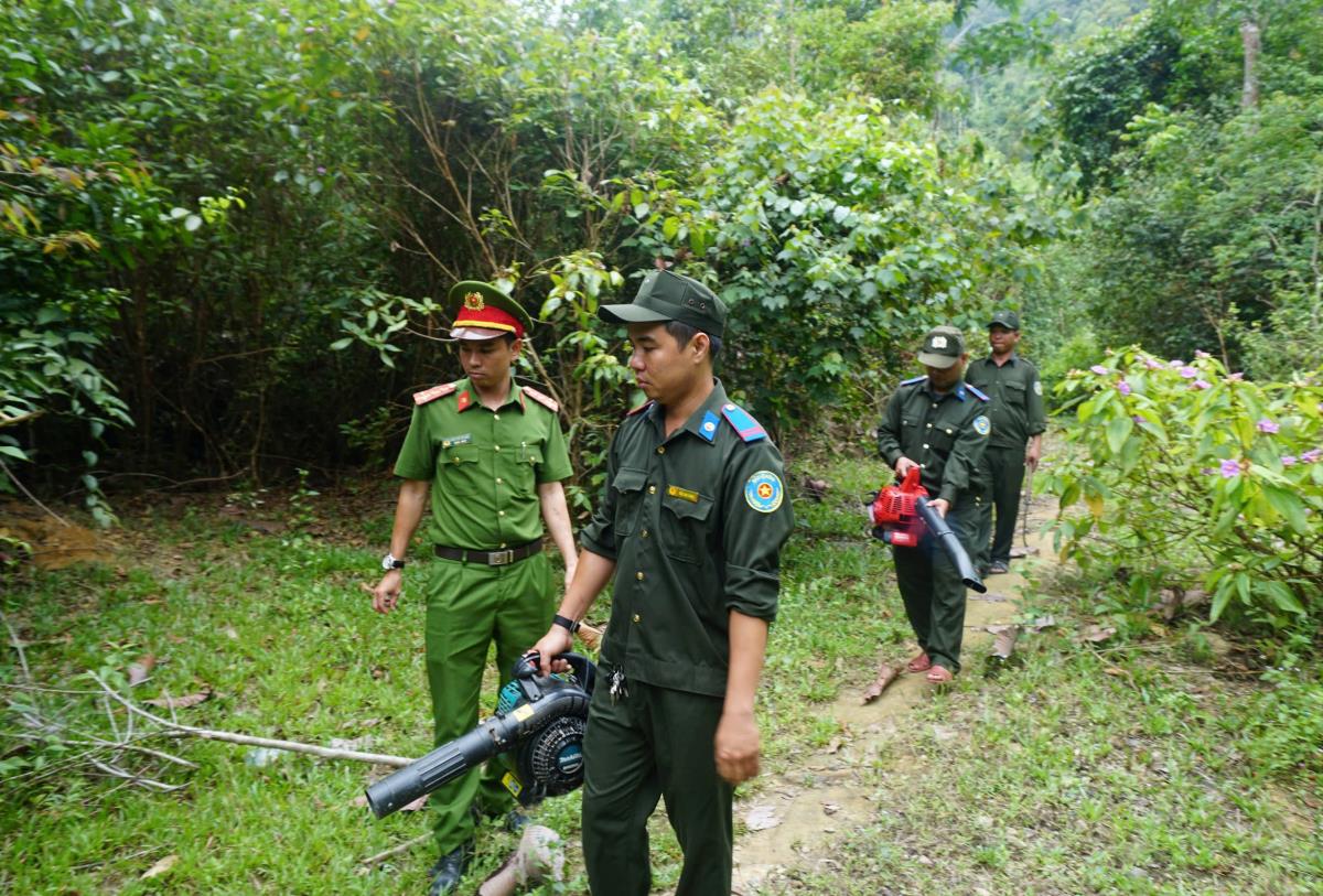 Công an TP Đà Nẵng phối hợp Kiểm lâm kiểm tra phương tiện chữa cháy rừng tại các địa phương.