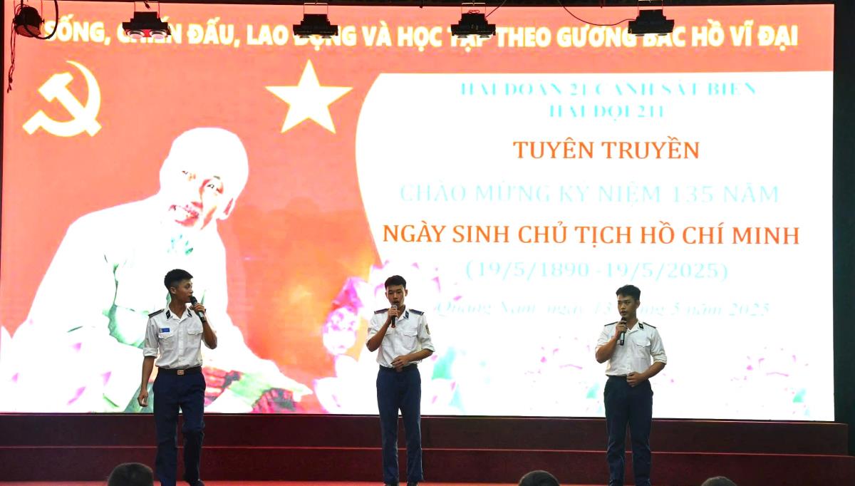 CBCS Hải đội 211 biểu diễn văn nghệ tại chương trình sinh hoạt kỷ niệm 135 năm Ngày sinh nhật Bác.