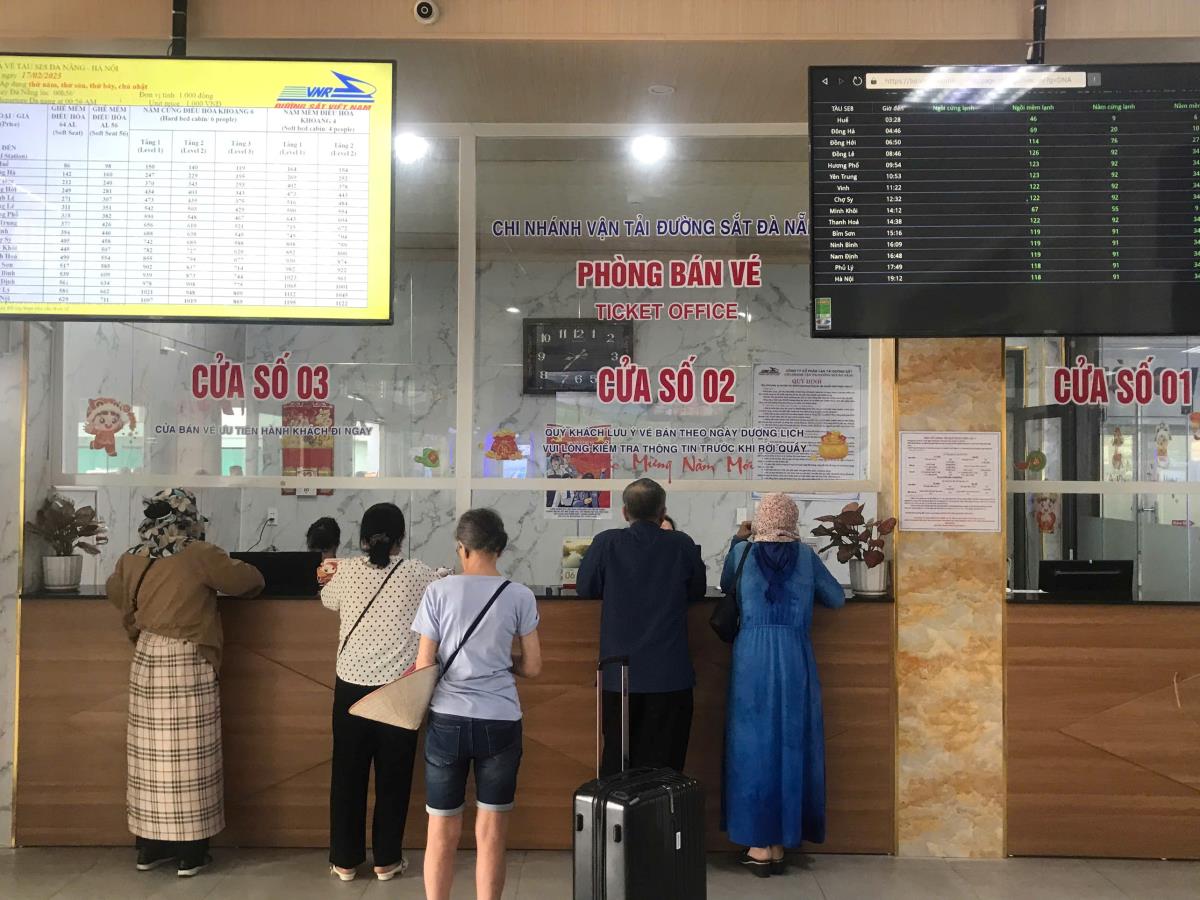 Hành khách mua vé tại ga Đà Nẵng.