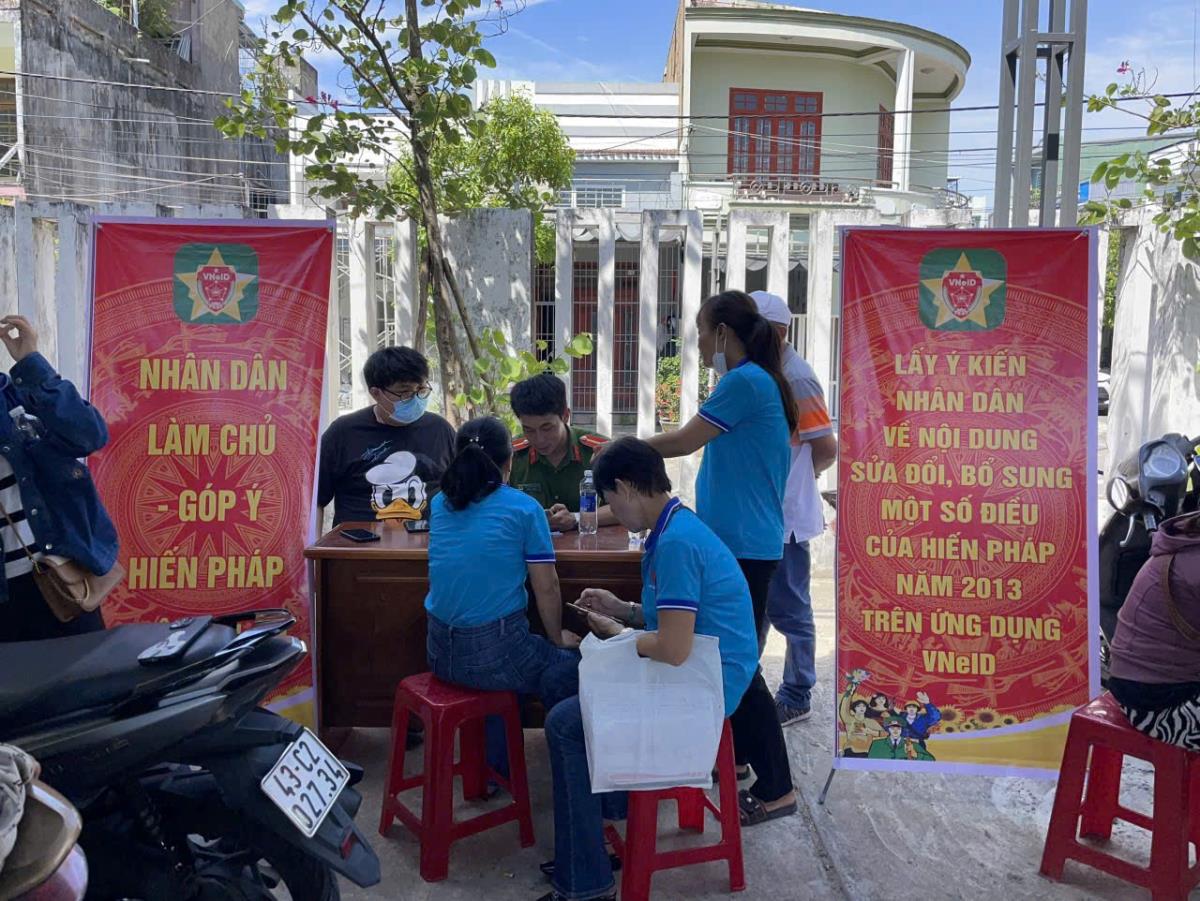 Tổ Thanh niên xung kích Đề án 06 hướng dẫn người dân góp ý Hiến pháp trên VNeID.