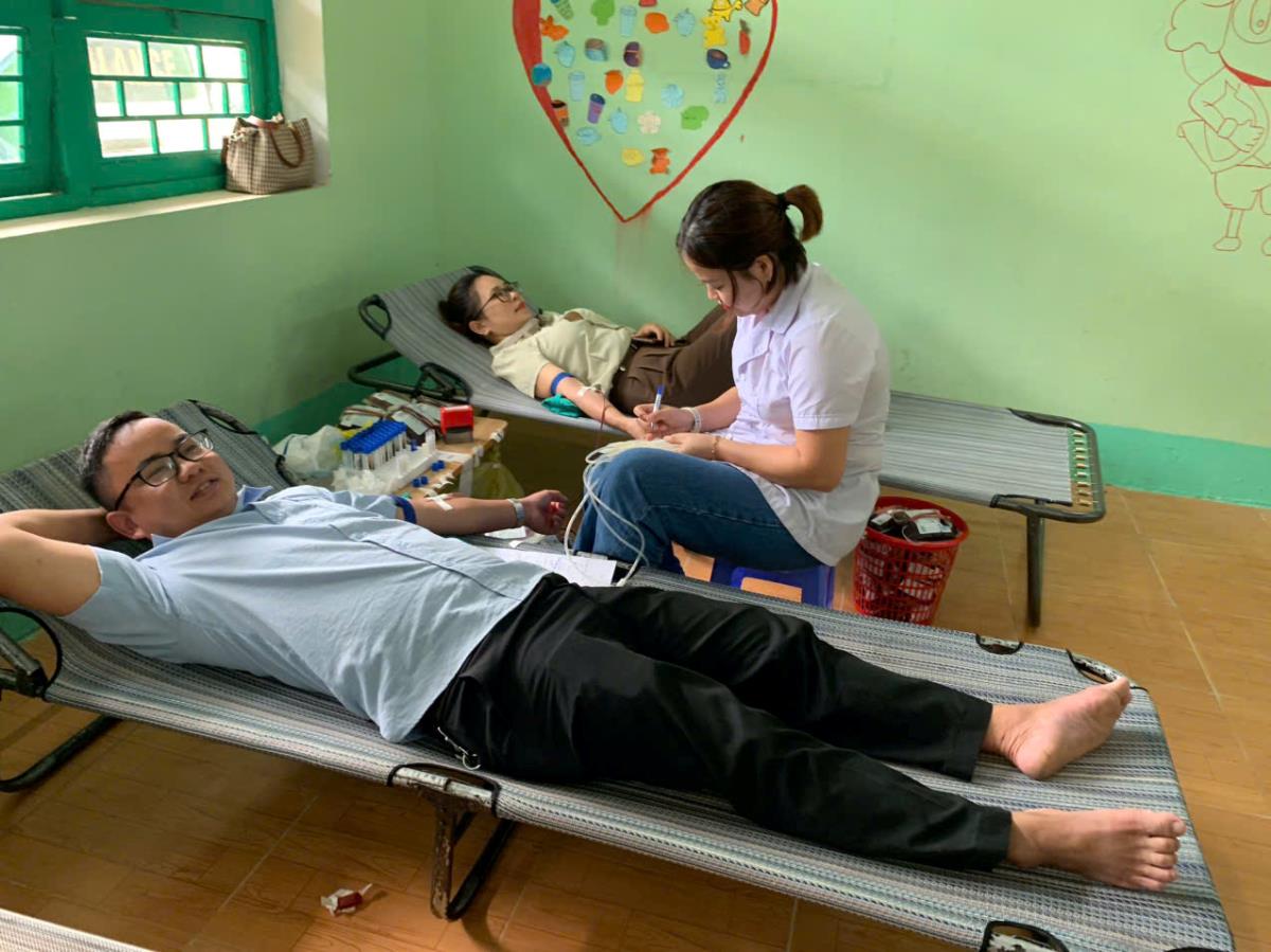 Cán bộ, hội viên, người dân huyện Hiệp Đức tích cực tham gia hiến máu tình nguyện.