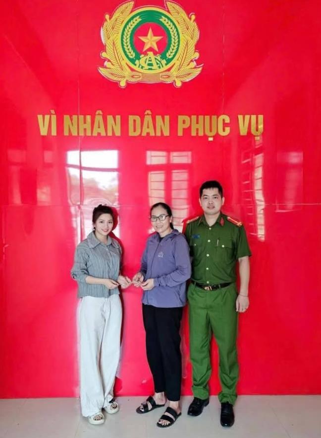Chị Trang trao lại tài sản nhặt được cho bà Tú.