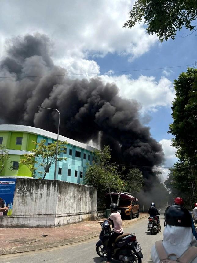 Vụ cháy tỏa cột khói cao hàng chục mét.