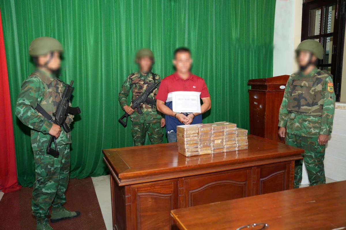 Đối tượng T.N.T. cất giấu ma túy trong lốp xe dự phòng.