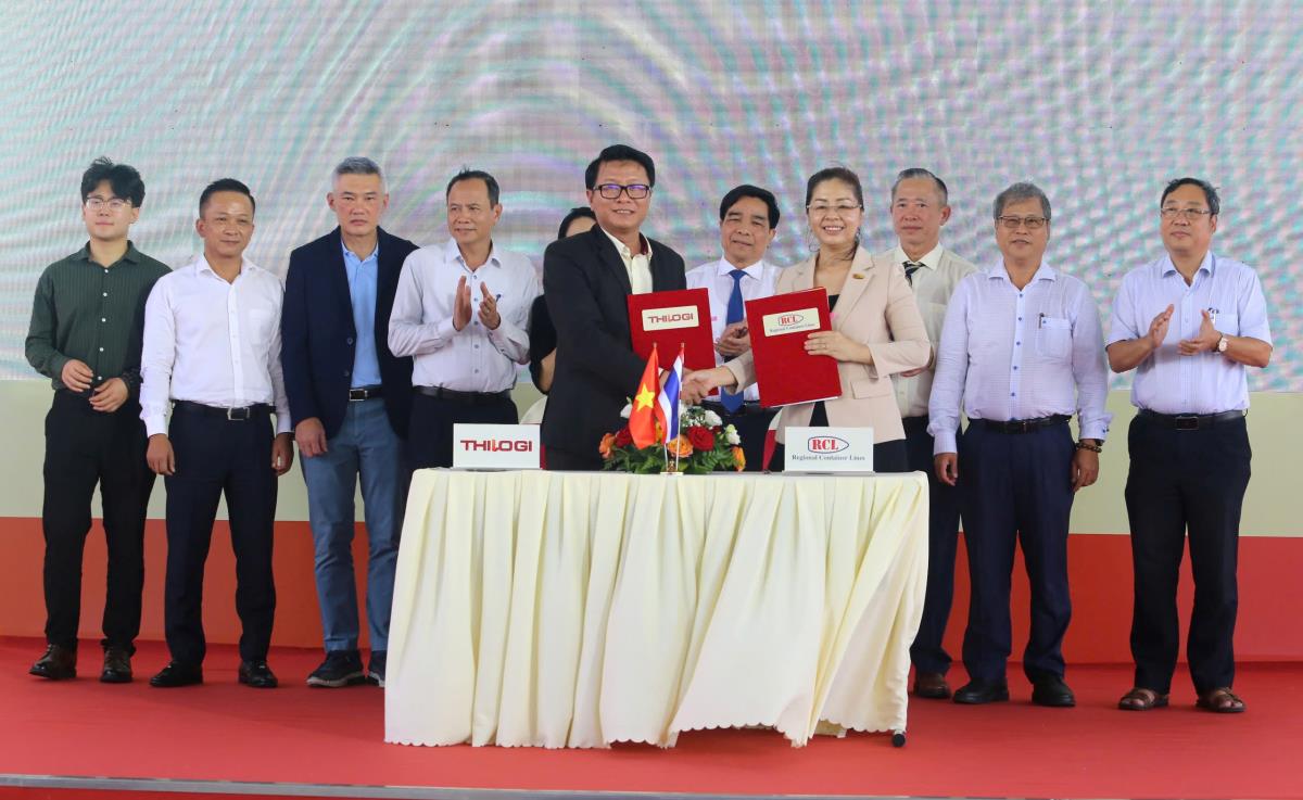 Lãnh đạo tỉnh Quảng Nam và THACO chào đón tàu CHANA BHUM thuộc hãng tàu RCL.