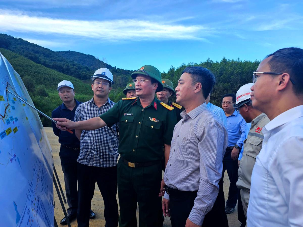 Thứ trưởng Nguyễn Việt Hùng nghe các đơn vị báo cáo tiến độ dự án thành phần Hoài Nhơn - Quy Nhơn.