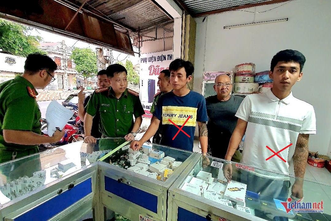 Đối tượng Y Lý Sơn và Thái Hữu Hoàng (đánh dấu X) từ phải qua trái. Ảnh: Hải Dương