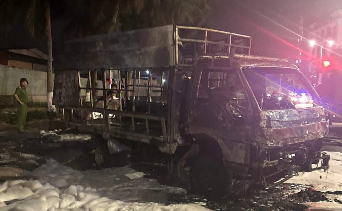 Xe tải bị cháy trơ khung.