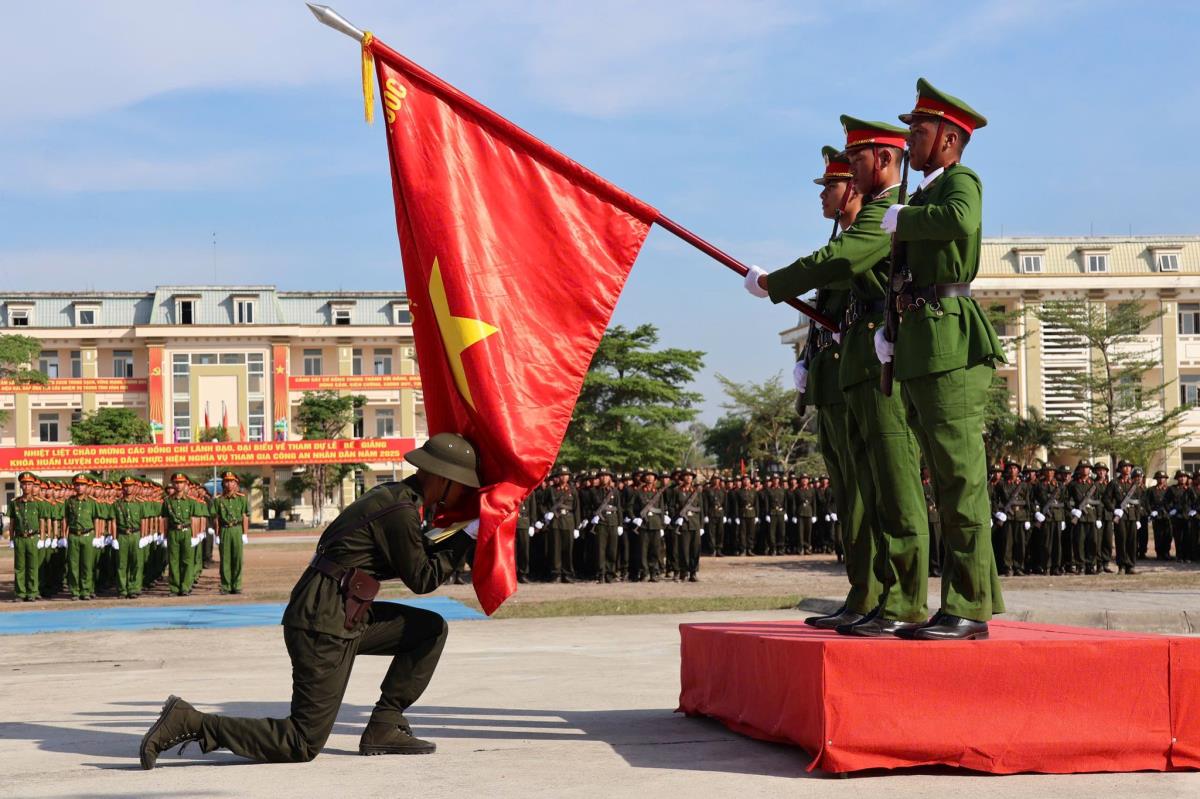 Đại diện tân binh tuyên thệ trước quân kỳ.