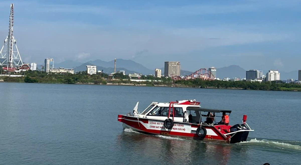 Cán bộ, chiến sĩ tham gia thực hành lái xuống máy.