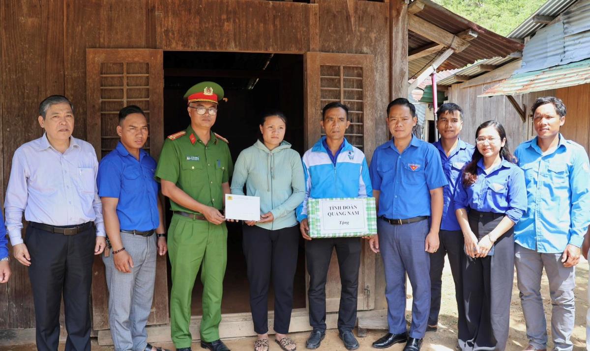 Các đơn vị tặng quà cho các hộ dân có hoàn cảnh khó khăn.
