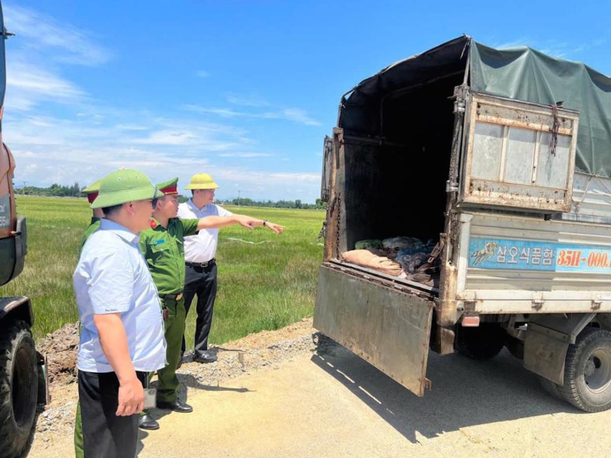 Bắt quả tang phương tiện vận chuyển sản phẩm động vật không rõ nguồn gốc đi tiêu thụ.