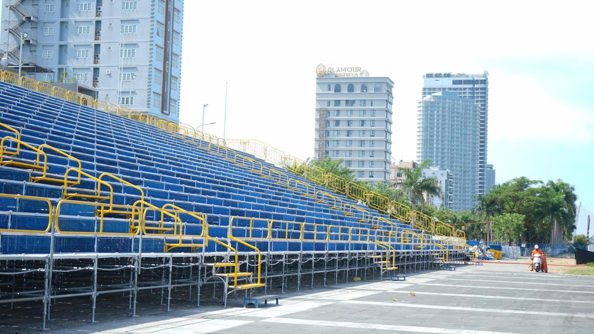 Công nhân đang lắp đặt sàn gỗ và các thiết bị tại sân khấu.