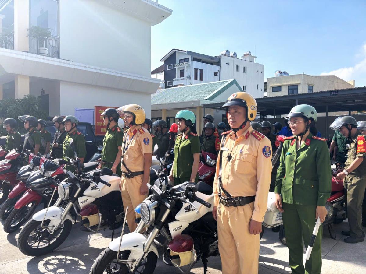 Các lực lượng tham gia lễ ra quân.