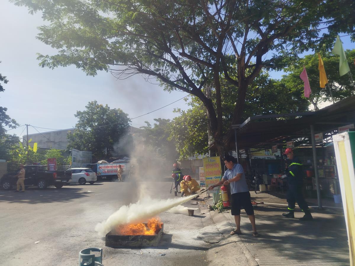 Lực lượng chữa cháy chuyên nghiệp tổ chức cứu người bị nạn và phối hợp chữa cháy tại chợ Tân An