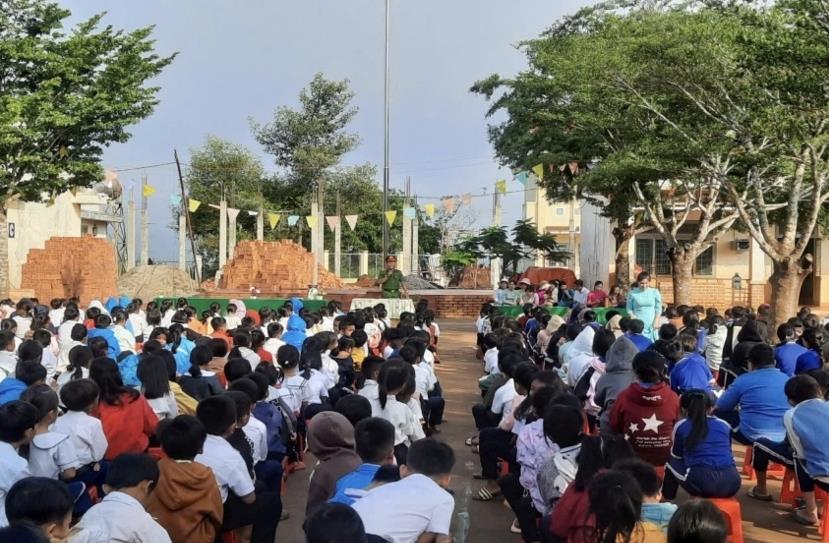 Công an xã Đắk Plao phát tờ rơi về phòng chống đuối nước