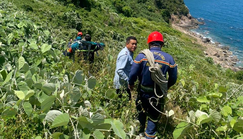 Các lực lượng đưa thi thể nạn nhân lên trên.