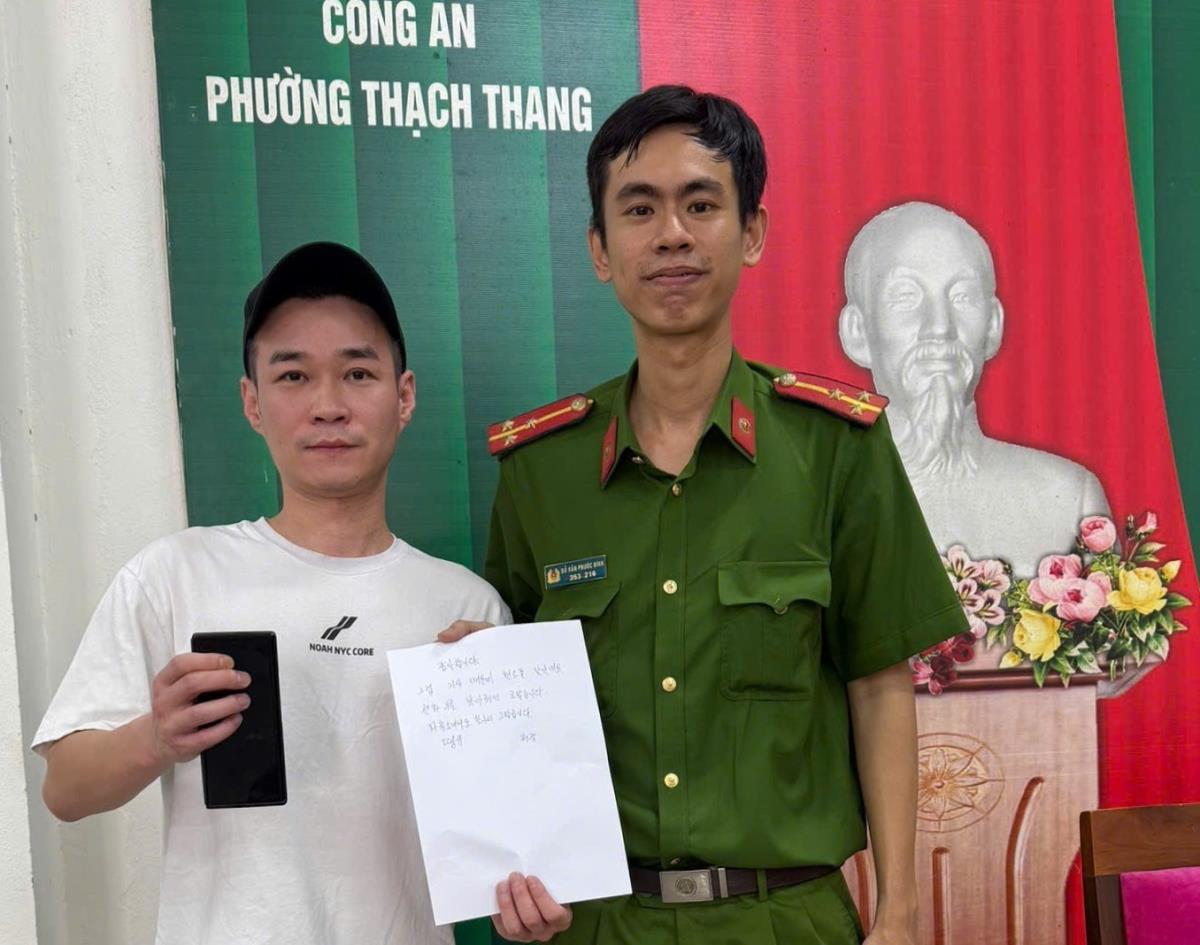 Công an xã Duy Thành trao trả chiếc điện thoại cho bà Vy.