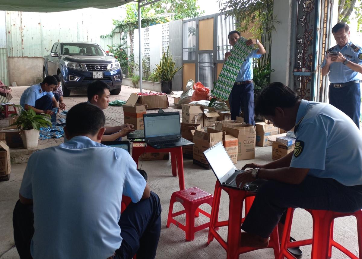 Lực lượng chức năng Quảng Nam kiểm tra, phát hiện vụ tàng trữ hàng giả mới đây.