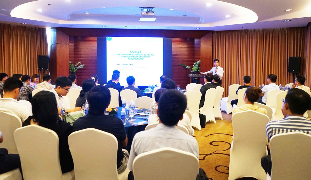 Các đại biểu tham quan, tìm hiểu các vật tư, thiết bị và giải pháp ứng dụng, phát triển năng lượng sạch.