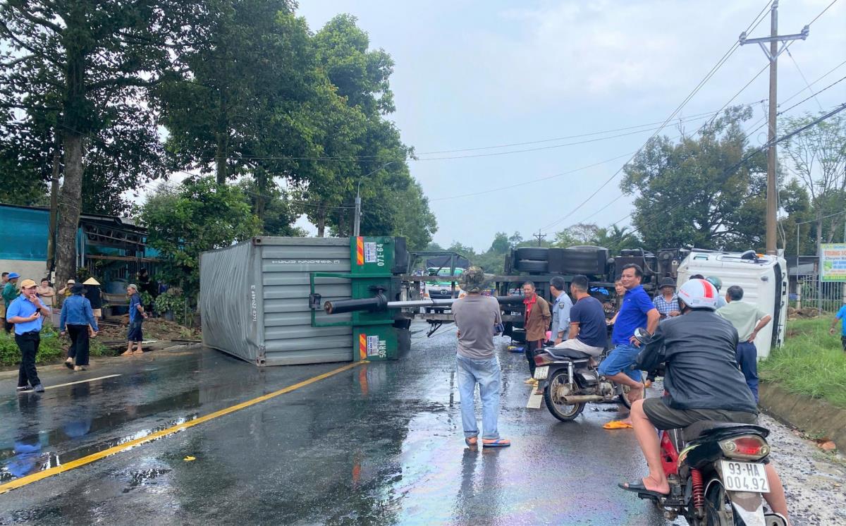 Hiện trường vụ TNGT tại đoạn Quốc lộ 20 qua xã Đinh Lạc.