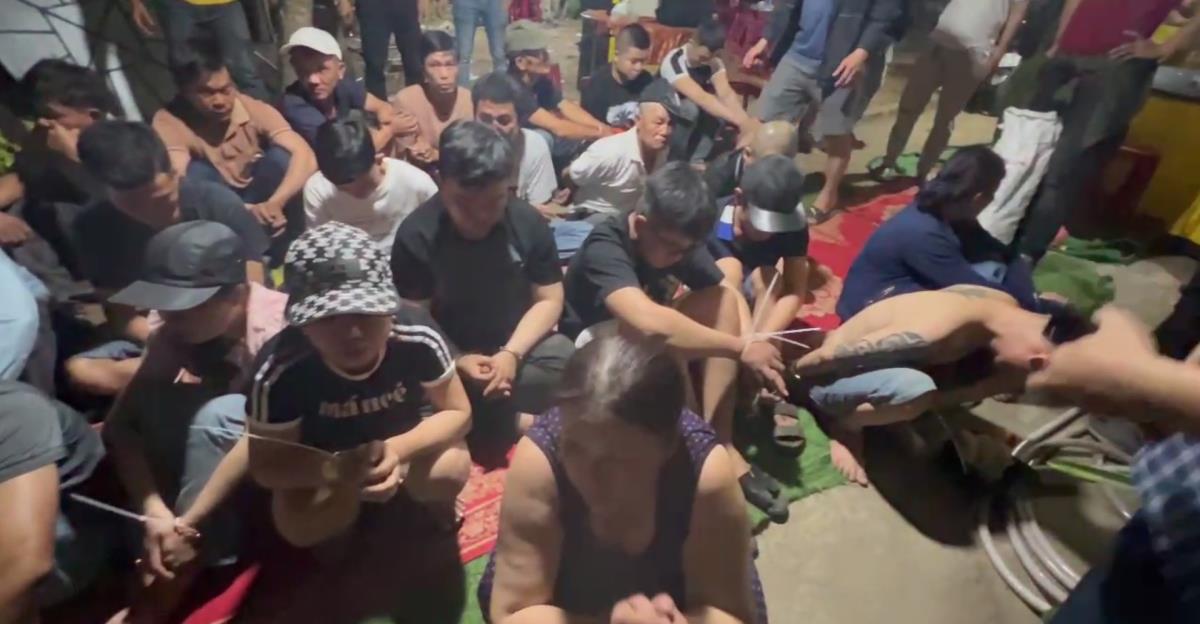 Hiện trường vụ đá gà ăn tiền bị bắt quả tang.