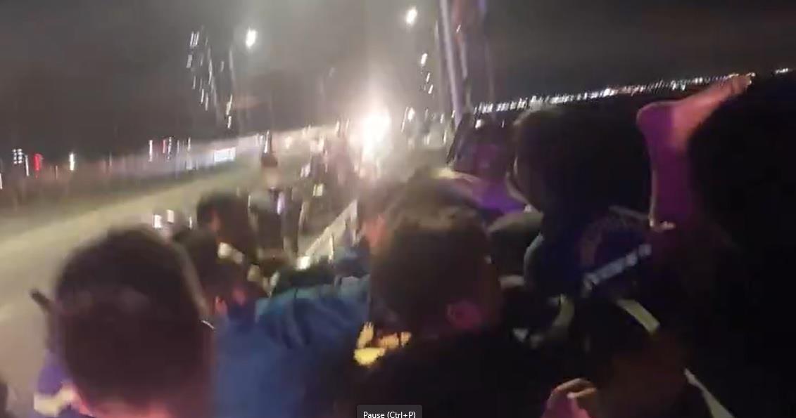 Các lực lượng áp chế nam du khách (Ảnh cắt từ Clip)