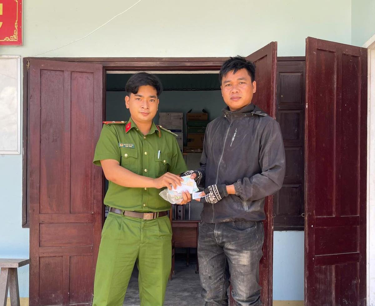 Anh Thái giao nộp tài sản nhặt được cho Công an xã Chà Vàl.