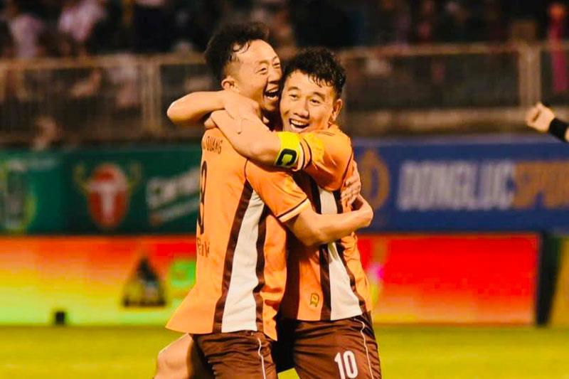 Minh Vương và Châu Ngọc Quang là 2 trụ cột chính giúp HAGL trụ hạng mùa này.