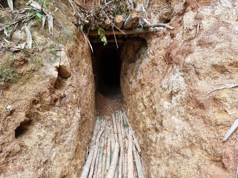 Lực lượng Công an tỉnh Gia Lai vừa đột kích vào bãi vàng nằm trong khu rừng tại Tiểu khu 416 (địa phận xã Đak Sơ Mei, huyện Đak Đoa).