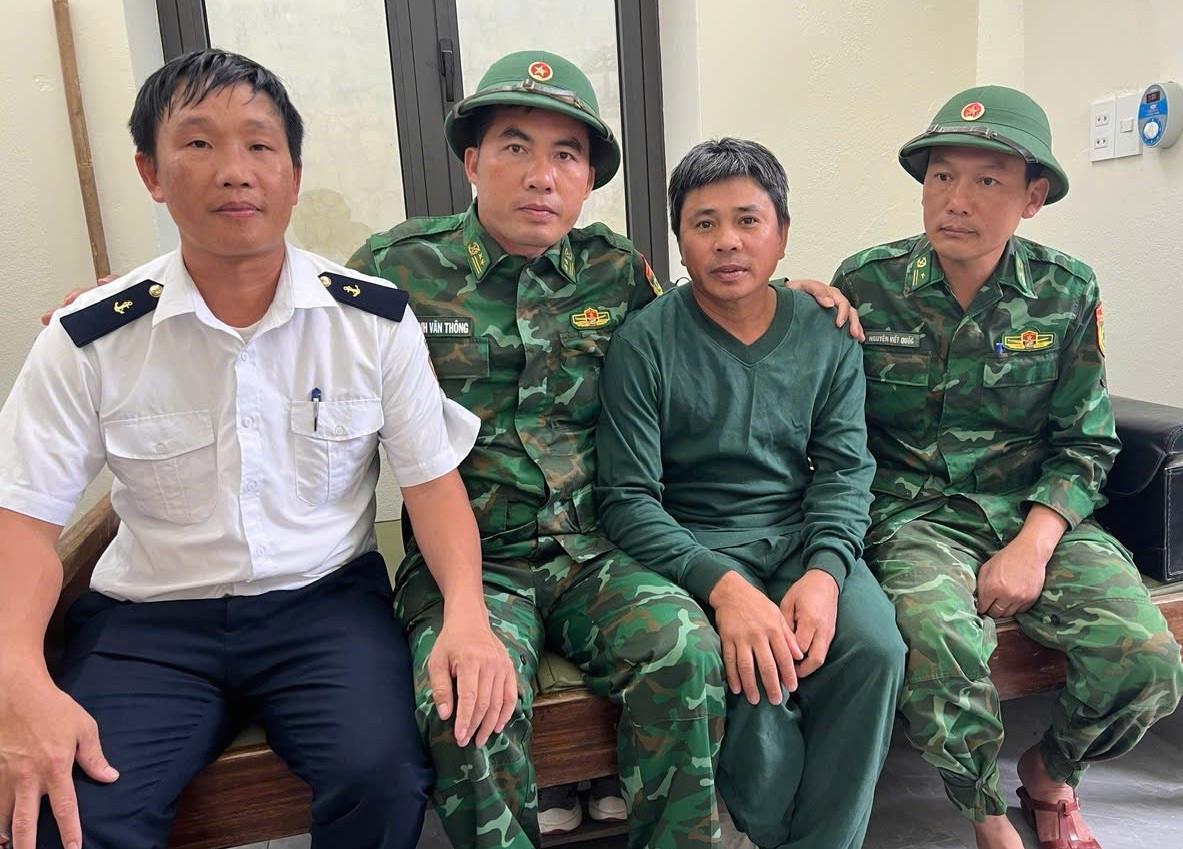 Lai dắt tàu cá gặp nạn vào bờ an toàn.