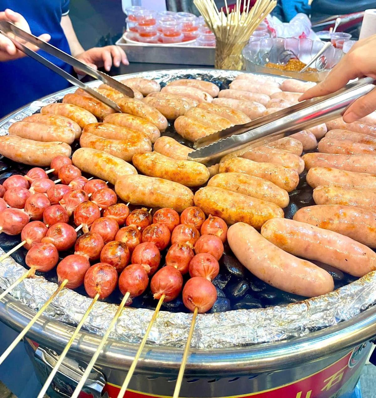 Lạp xưởng nướng đá, món “hot trend” đang được giới trẻ rất ưa thích.