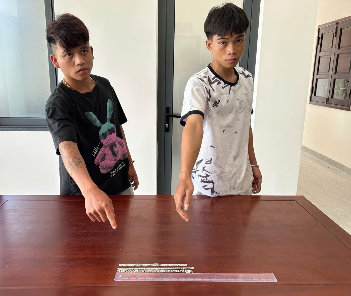 Aviết Tín và Bhling Niêm bị bắt cùng tang vật.