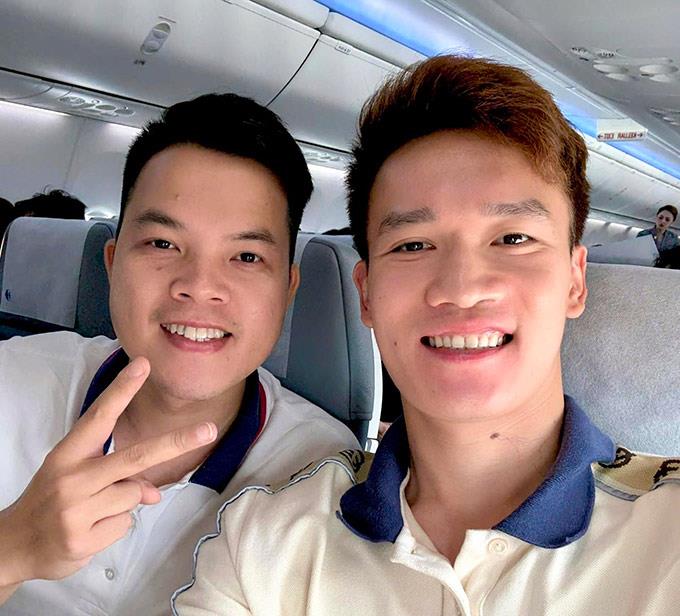 Hoàng Đức và bác sĩ Huy Thọ trên chuyến bay sang Malaysia ngày 25-5.