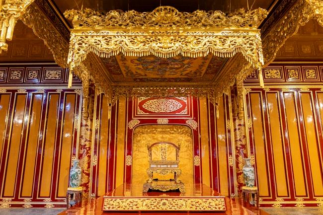 Bảo vật quốc gia Ngai vua triều Nguyễn trưng bày tại di tích Điện Thái Hòa trước khi bị phá hoại.