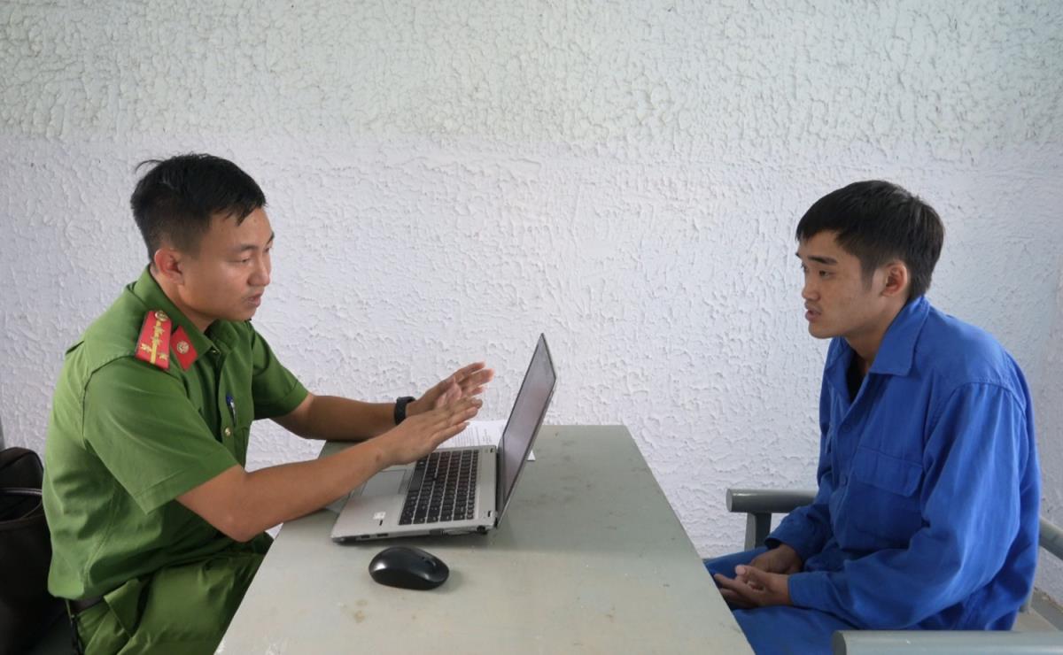 Cơ quan điều tra lấy lời khai đối tượng Tú Anh.