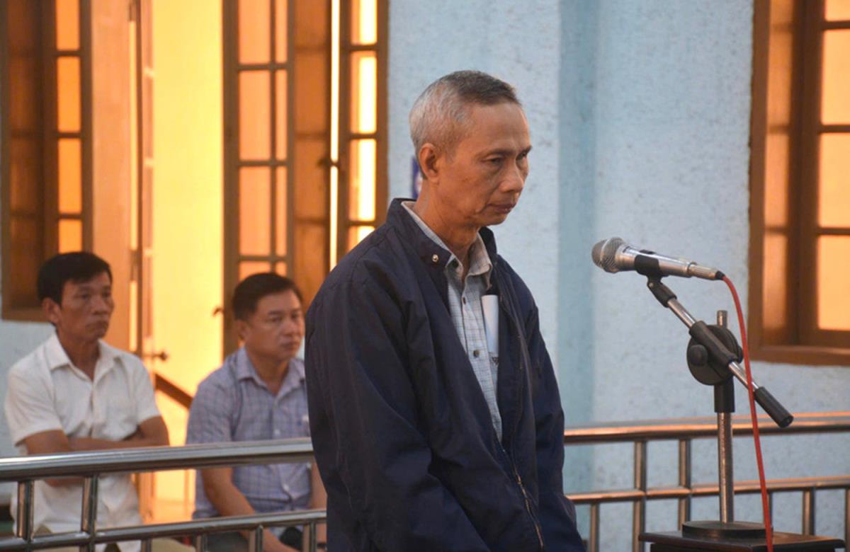 Bị cáo Ngô Thanh Thí bị phạt 12 tháng tù về tội: “Lạm dụng chức vụ, quyền hạn chiếm đoạt tài sản”.