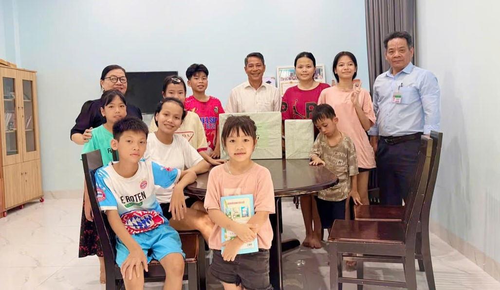 Lãnh đạo Q.Sơn Trà tặng quà cho các em nhỏ có hoàn cảnh đặc biệt.