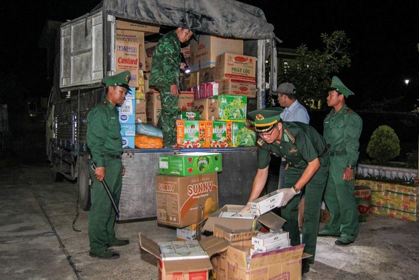 Lực lượng BĐBP kiểm tra, tạm giữ số thuốc lá vận chuyển trái phép.