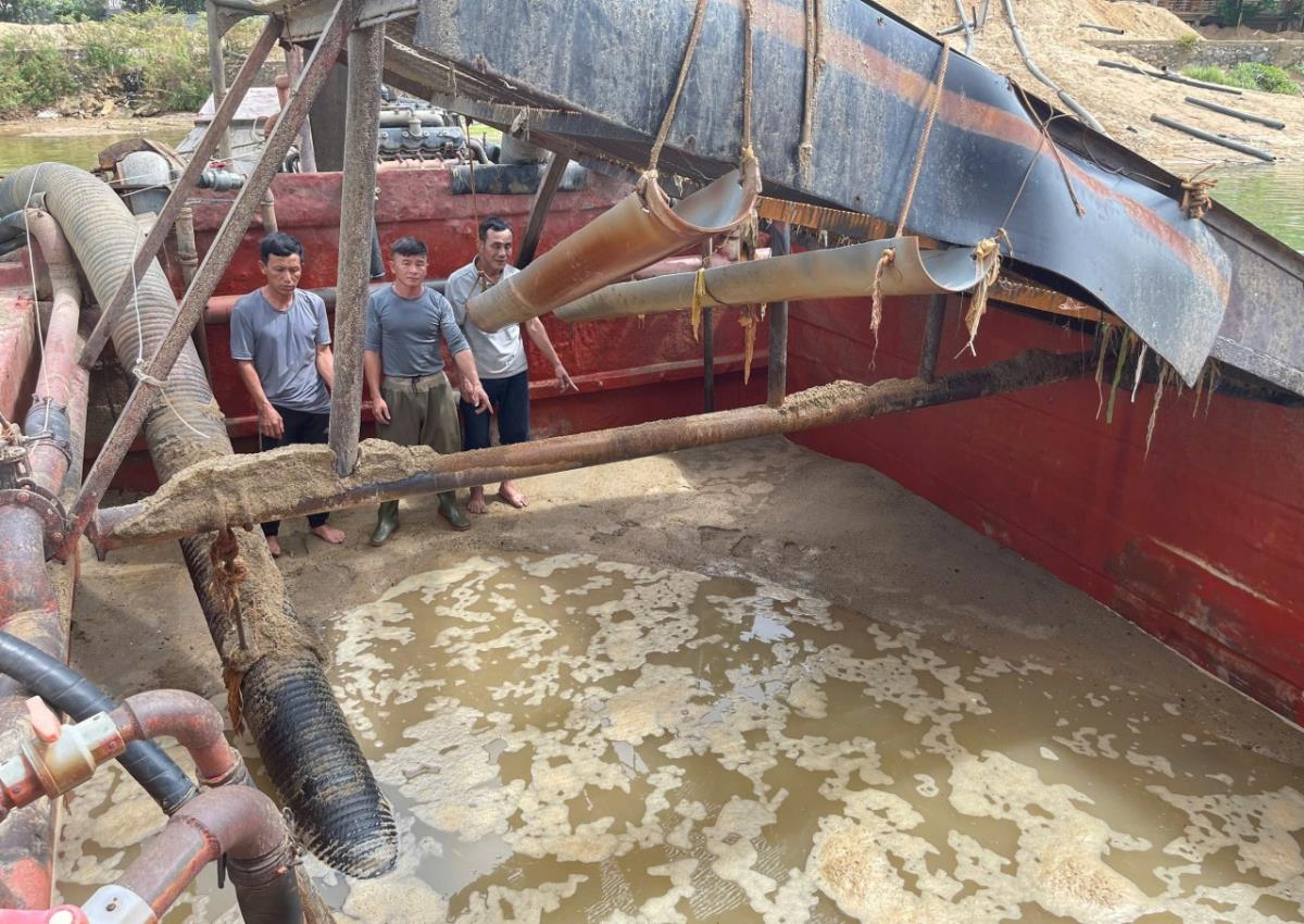 3 đối tượng khai thác cát trái phép và phương tiện, tang vật bị bắt quả tang.