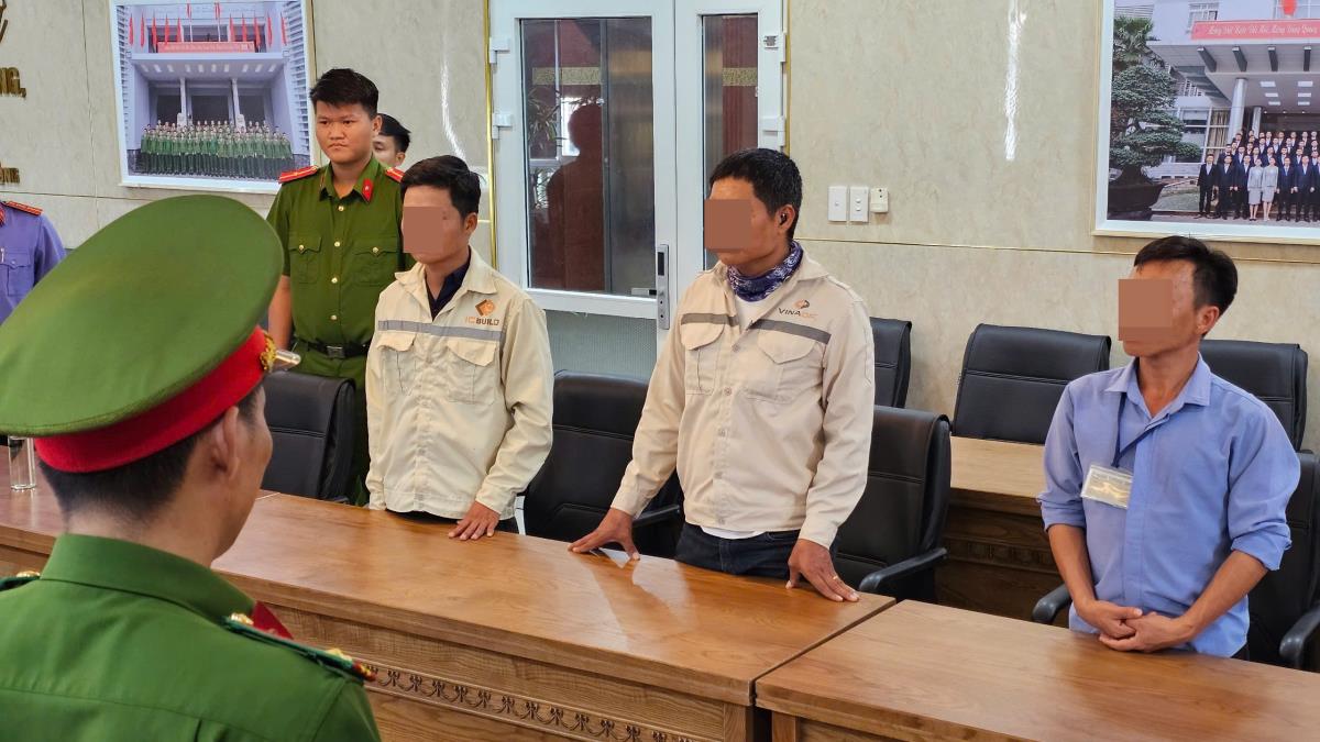 Cơ quan Cảnh sát điều tra Công an thành phố Đà Nẵng tống đạt quyết định khởi tố vụ án, khởi tố bị can đối với 3 đối tượng.