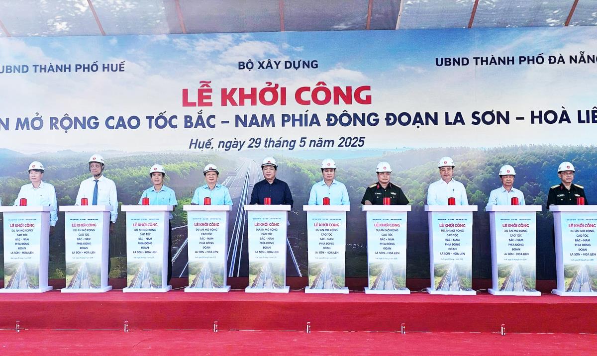 Các phương tiện thi công của các nhà thầu tham gia lễ khởi công Dự án.