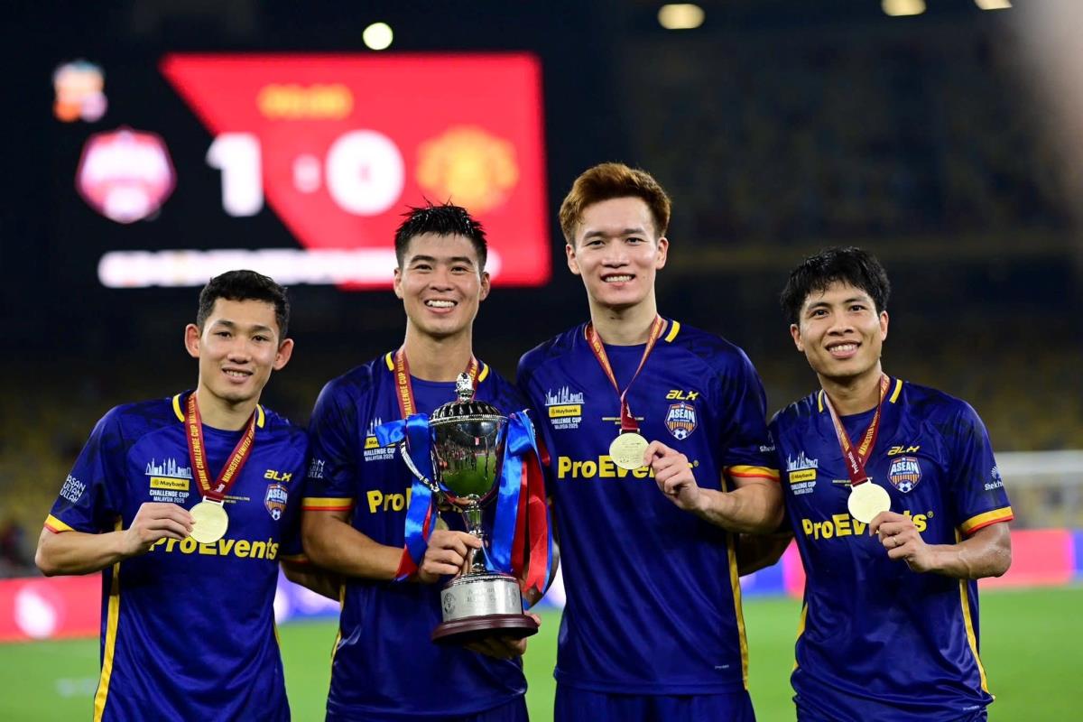 4 cầu thủ Việt Nam trong đội hình ASEAN All Stars thắng MU khoe huy chương.