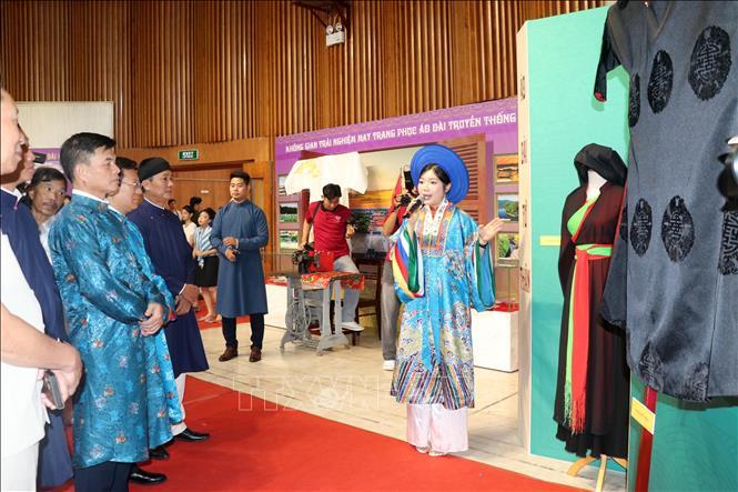 Các đại biểu và du khách tham quan không gian trưng bày áo dài tại Bảo tàng tỉnh Quảng Ninh.